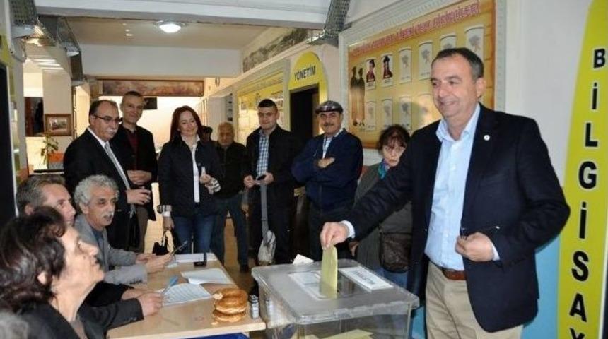 Edremit K&ouml;rfezinde Oy Kullanma İşlemi S&uuml;r&uuml;yor