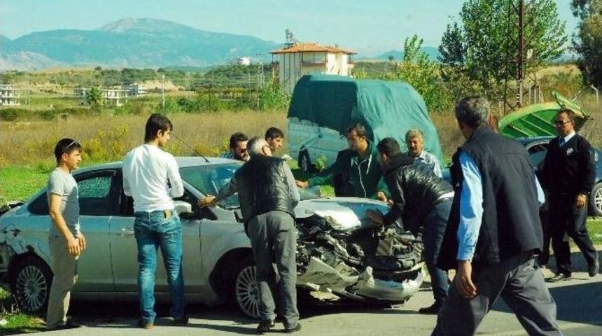 Manavgat&rsquo;ta Trafik Kazası: 2 Yaralı