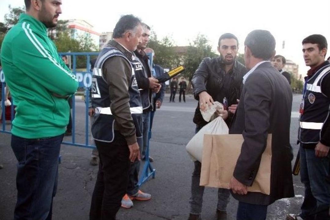 Diyarbakır&rsquo;da G&ouml;revliler İle Birlikte Oy Pusulaları Da Dedekt&ouml;r Cihazı İle Arandı