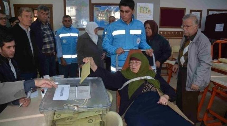 Oy Kullanamayan Hastaların İmdadına Evde Sağlık Hizmeti Ekipleri Yetişti