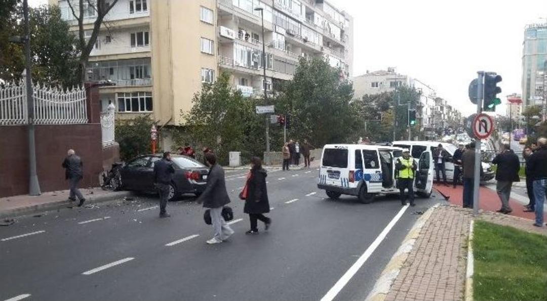 Polisler Kaza Yaptı: 3 Yaralı