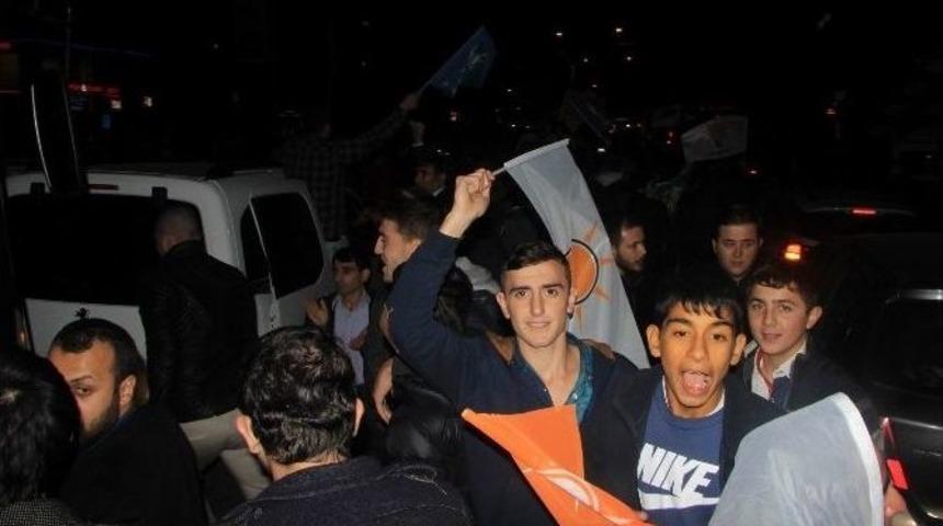 Ak Parti&rsquo;de Se&ccedil;im Coşkusu Sokaklara Taştı
