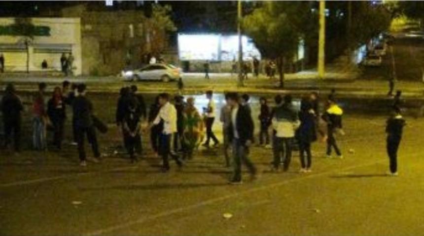 Hdp Binası &Ouml;n&uuml;nde Toplanan Kalabalık Polise Taşlarla Saldırınca Olaylar &Ccedil;ıktı