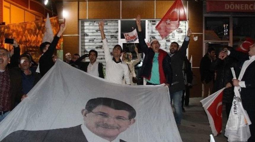 Erzurum&rsquo;da Ak Partililer Sokağa D&ouml;k&uuml;ld&uuml;