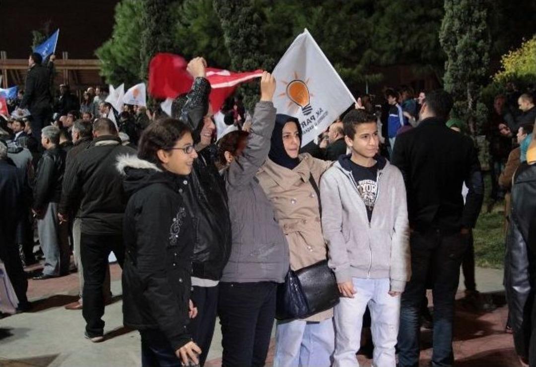 Kasımpaşa&rsquo;da Ak Partililerin Zafer Coşkusu