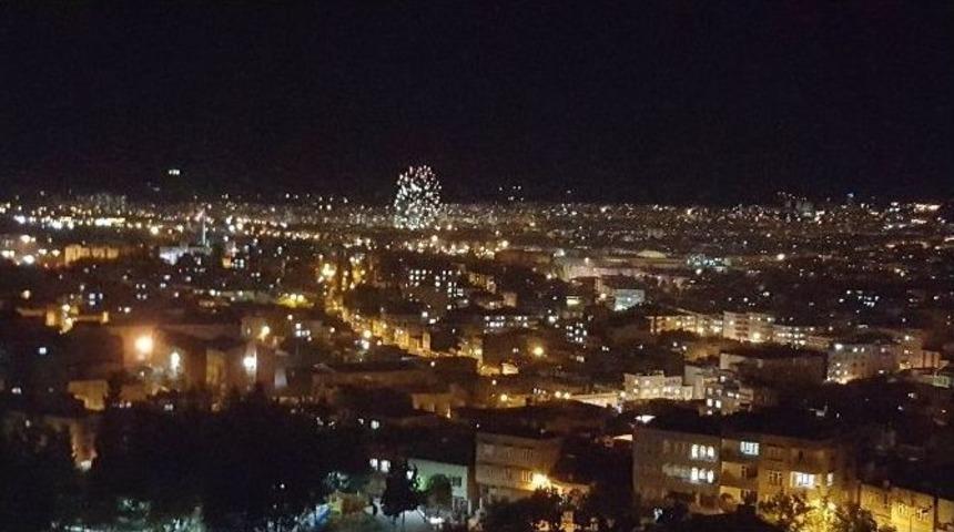 Zafer Kutlamalarında Havai Fişekler G&ouml;ky&uuml;z&uuml;n&uuml; Aydınlattı