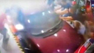 Fren yerine gaza bastı, dükkana dalıp çalışanı duvara böyle sıkıştırdı