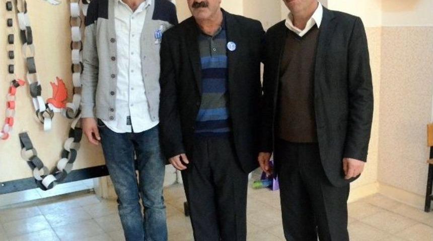 Ak Parti&rsquo;li G&ouml;revliler Yakalarına Kayı Boyu&rsquo;nu Temsil Eden Rozetler Taktı