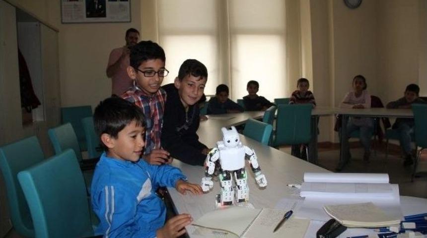 Hayal D&uuml;nyasındaki Robotlar Ger&ccedil;eğe D&ouml;n&uuml;ş&uuml;yor
