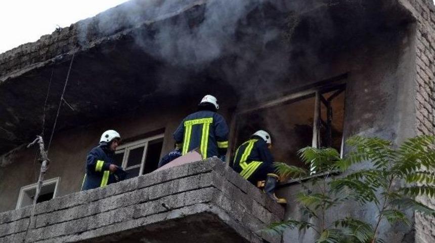 3 Katlı Metruk Binada Yangın