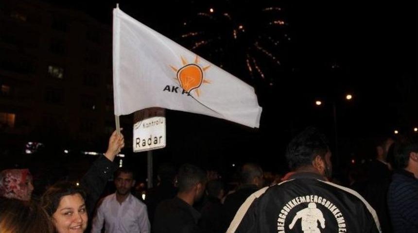Ak Parti Seçim Zaferini Coşkuyla Kutladı