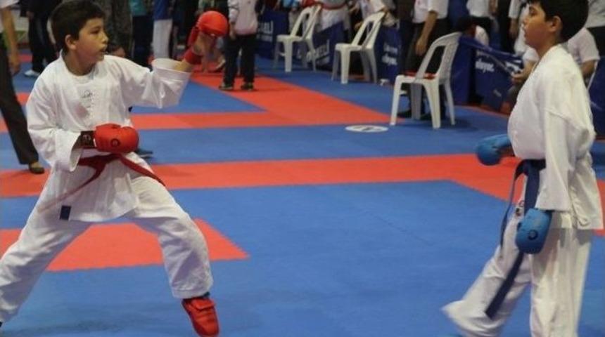 B&uuml;y&uuml;kşehir Karate Ligi Hafta Sonu Yapıldı