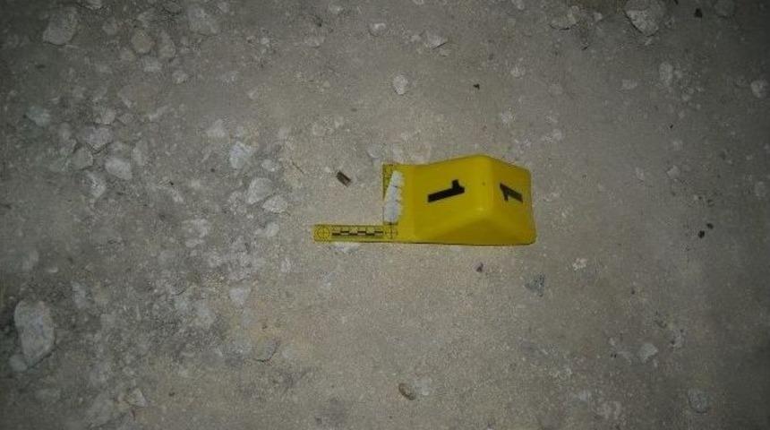 Gece Kul&uuml;b&uuml; &Ouml;n&uuml;nde Silahlar Konuştu: 1 Ağır Yaralı