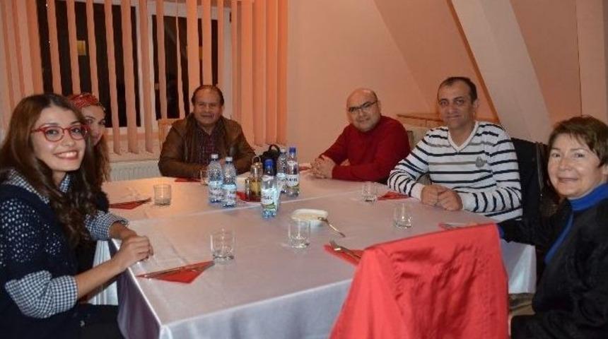 Rekt&ouml;r Savaş&rsquo;tan Romanya&rsquo;daki &Ouml;ğrencilerine S&uuml;rpriz Ziyaret