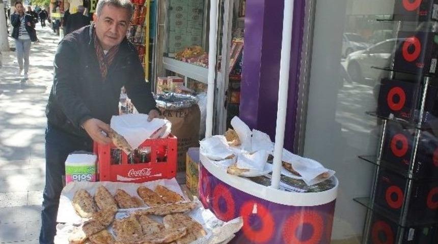 Ak Parti&rsquo;nin Se&ccedil;im Zaferini Kavurmalı Pide Dağıtarak Kutladı