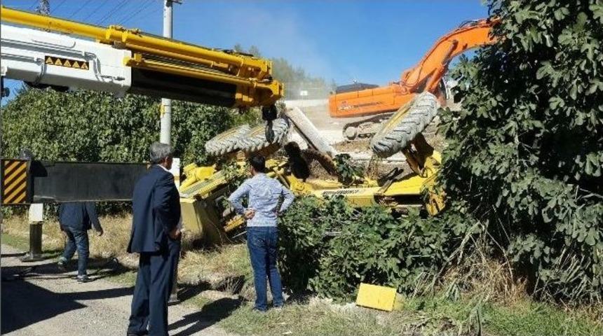 İş Makinesi Devrildi