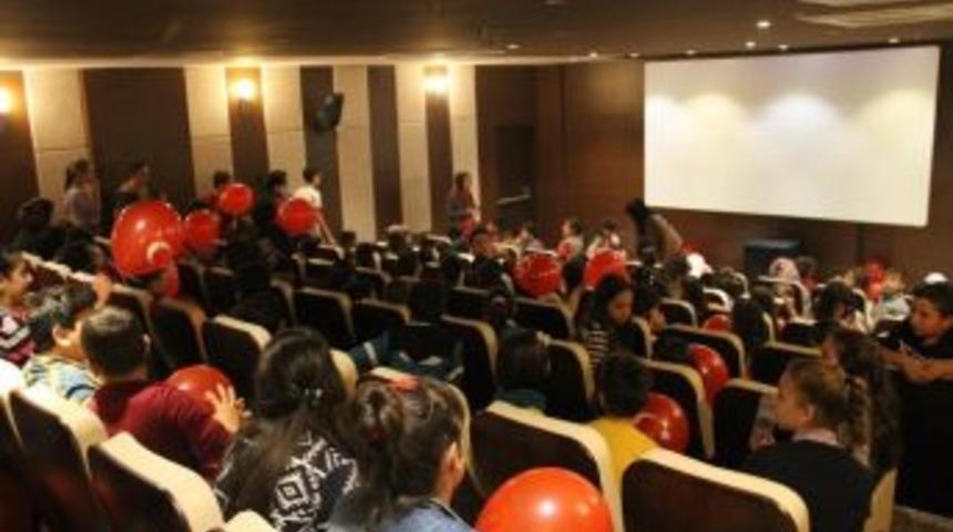 Akyazı Belediyesinden Halka &Uuml;cretsiz Sinema G&ouml;sterimi