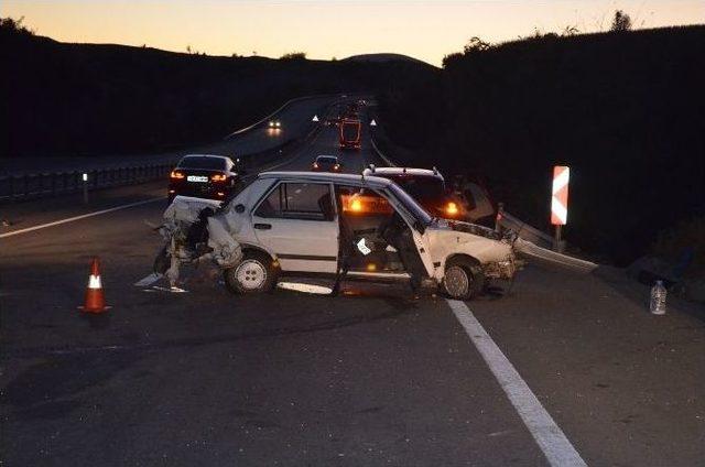 Orta Refüje Çarpan Araçta 6 Kişi Yaralandı