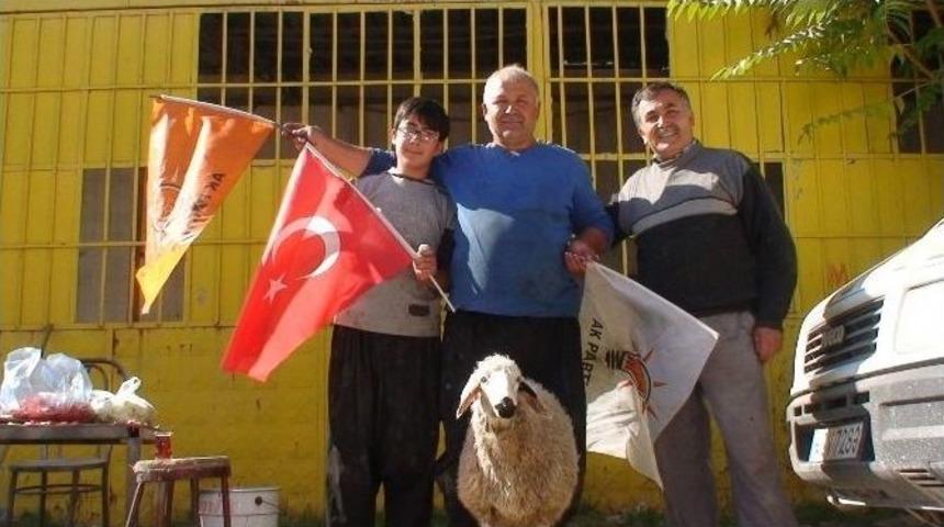 Ak Parti Tek Başına İktidar Olunca Kuzu Keserek Esnafa Dağıttı