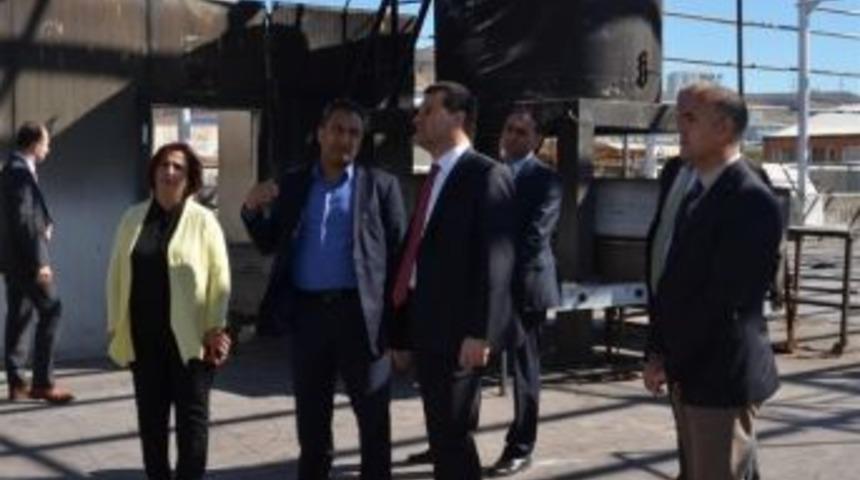 Vali &Ccedil;elik, Yangın &Ccedil;ıkan Fabrikada İncelemelerde Bulundu