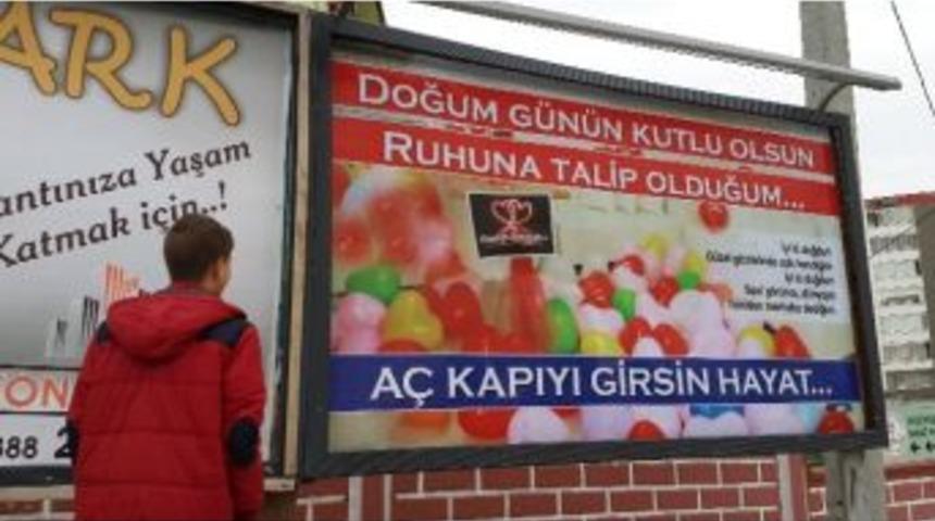 Romantik Sevgiliden Bilboardlı Kutlama