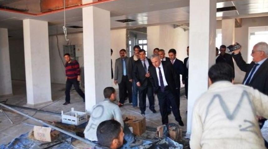 Vali Kam&ccedil;ı, İnşaatı Devam Eden Okullarda İncelemelerde Bulundu