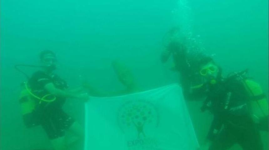 Denizaltında Expo Bayrağı A&ccedil;tılar