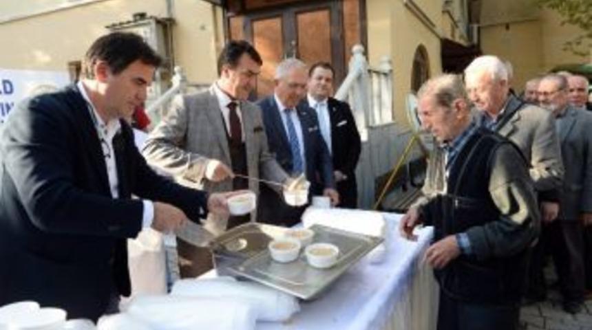 D&uuml;ndar, Batı Trakya T&uuml;rklerine Aşure Dağıttı