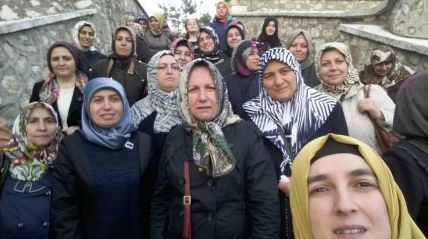 Ak Kadınlar Şeyh Edebali T&uuml;rbesi&rsquo;nde Ş&uuml;k&uuml;r Namazı Kılıp, Dua Etti