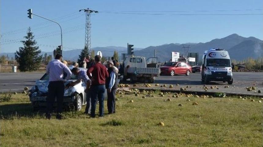 Seydişehir&rsquo;de Otomobil İle Kamyonet &Ccedil;arpıştı: 2 Yaralı