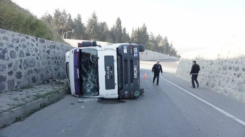 Tekirdağ&rsquo;da Tır Yola Devrildi: 1 Yaralı
