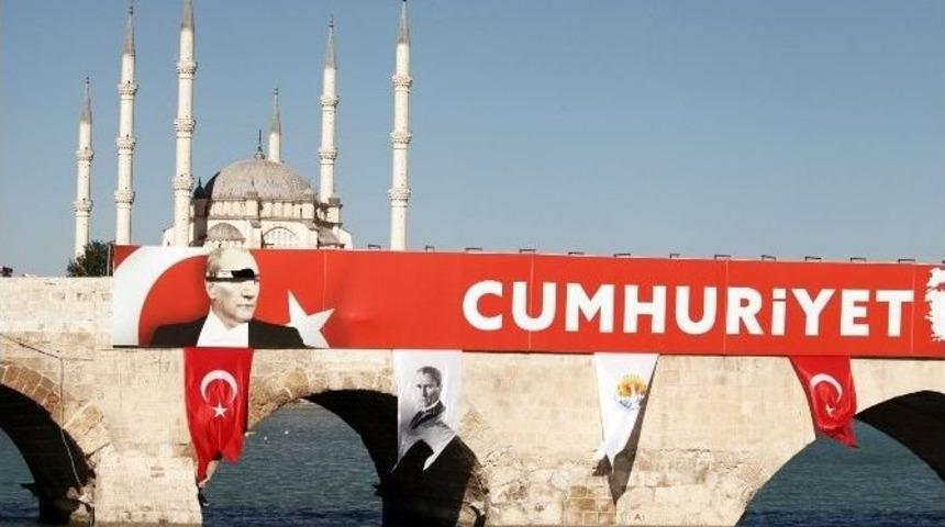 Tarihi Taşk&ouml;pr&uuml;&rsquo;y&uuml; S&uuml;sleyen Atat&uuml;rk Posterine Saldırı