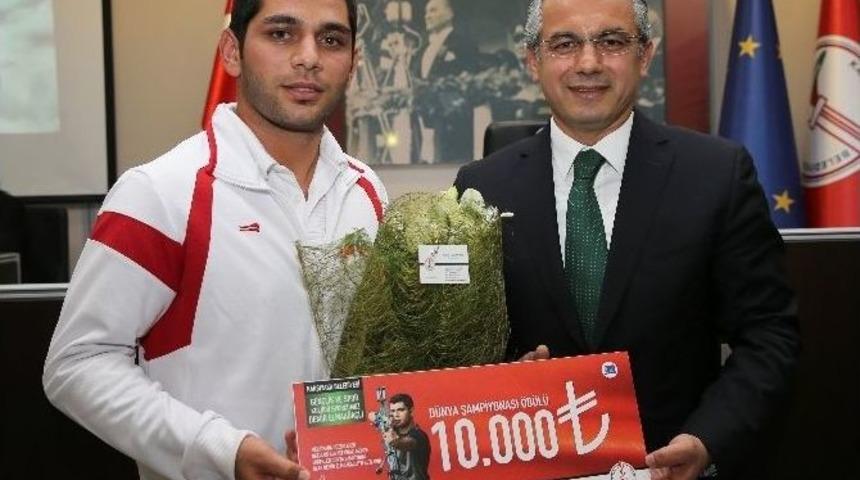 D&uuml;nya Şampiyonu&rsquo;na 10 Bin Tl &Ouml;d&uuml;l