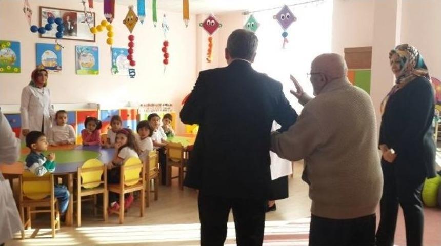 Emekli Olduğu Üniversiteye Anaokulu Yaptıran Profesöre, Küçük Öğrencilerden Vefa