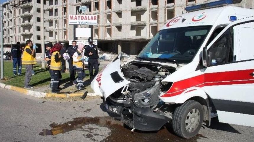 Kazaya Giden Ambulans Kaza Yaptı: &Uuml;&ccedil; Yaralı