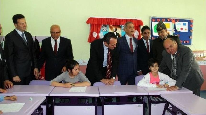 Vali &Ccedil;i&ccedil;ek, Engelli &Ccedil;ocukları Ziyaret Etti