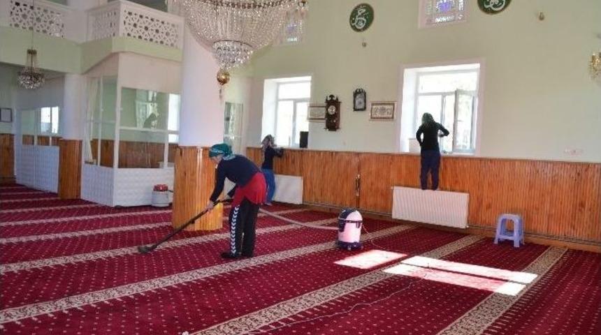 B&uuml;nyan Belediyesi&rsquo;nden Hem Cami Temizliği Hem Bayan İstihdamına Katkı