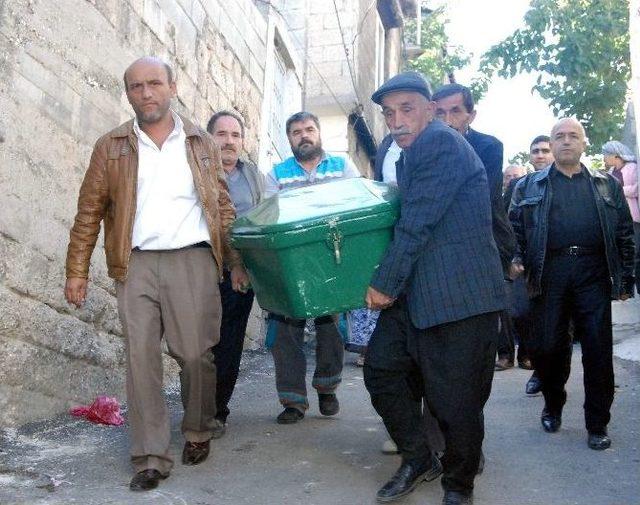 (özel Haber) 94 Yaşındaki Kadın, Evindeki Pencereye Asılı Bulundu