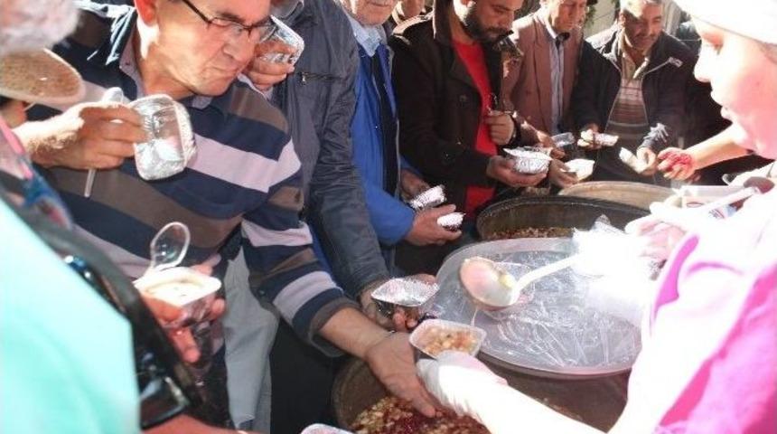 Edremit&rsquo;te Terziler Ve Tuhafiyeciler Odası Aşure Hayrı Yaptı