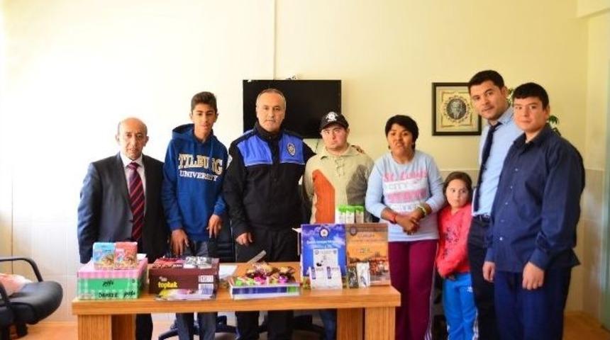 Sungurlu Polisinden &Ouml;ğrencilere Kırtasiye Seti
