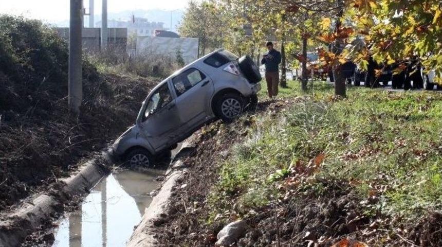 S&uuml;r&uuml;c&uuml; Kursu Aracı Su Kanalına U&ccedil;tu: 1 Yaralı