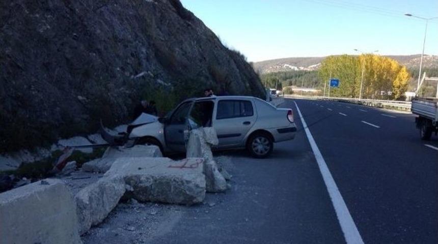 Boz&uuml;y&uuml;k&rsquo;te Trafik Kazası: 2 Yaralı