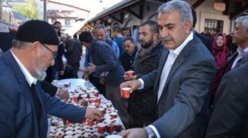 Ağralı&rsquo;dan Vatandaşa Zemzem Suyu Ve Hurma İkramı