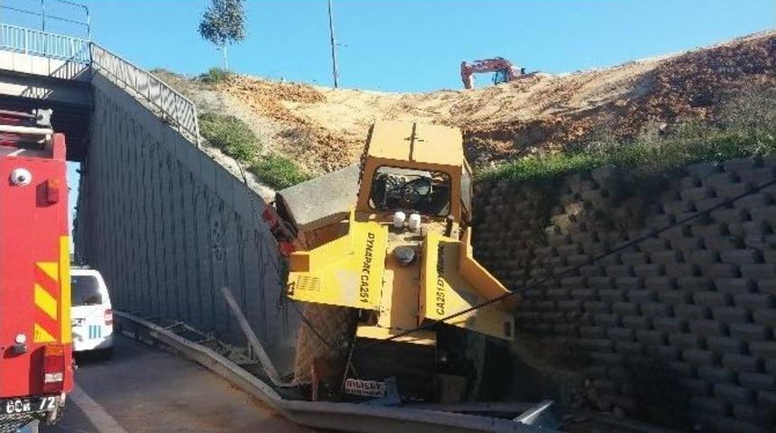 10 Tonluk Silindir Kayarak Yol Kenarına U&ccedil;tu