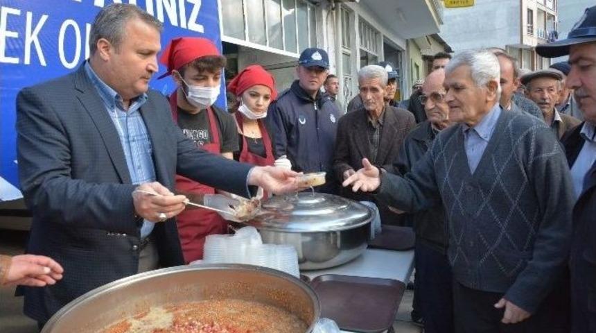 Yunusemre 20 Bin Kişiye Aşure İkram Etti