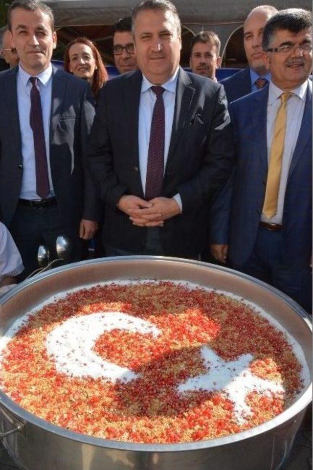 Yunusemre 20 Bin Kişiye Aşure İkram Etti