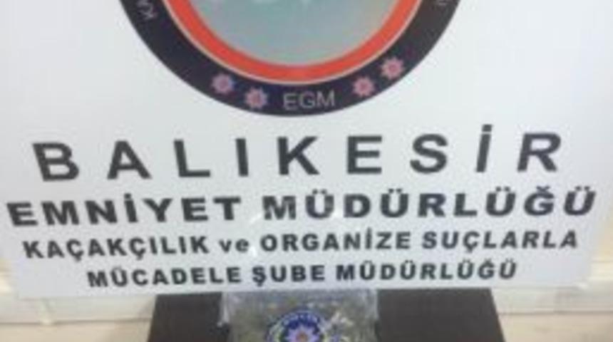 Edremit&rsquo;te 10 Kilo Esrar Ve Sahte Para Ele Ge&ccedil;irildi