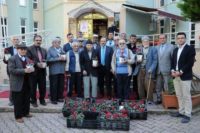 Başkan Şahin, Huzurevi Sakinleriyle Birlikte Çiçek Dikti