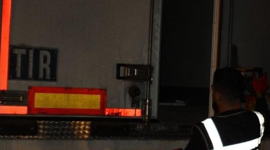 Mobilyalar Arasına Gizlenmiş 128 Bin Paket Ka&ccedil;ak Sigara Ele Ge&ccedil;irildi