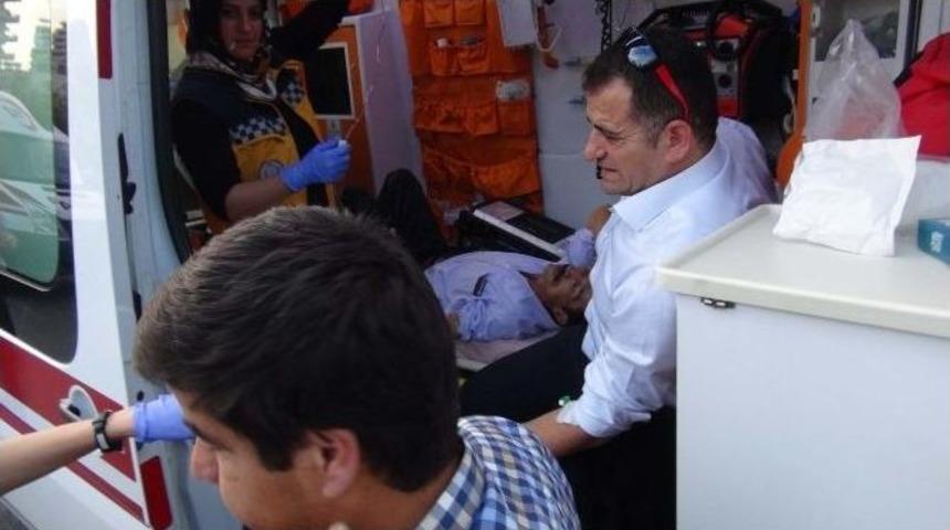 Yolcu Minib&uuml;s&uuml; İle Otomobil &Ccedil;arpıştı: 10 Yaralı